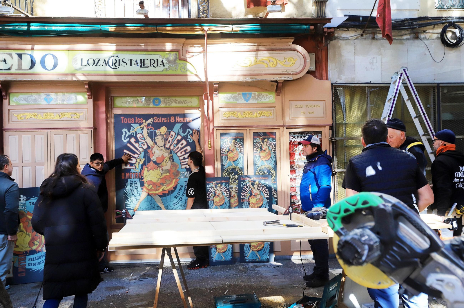 Montaje de los escenarios para el rodaje de la serie `Young Sherlock´ en Jerez