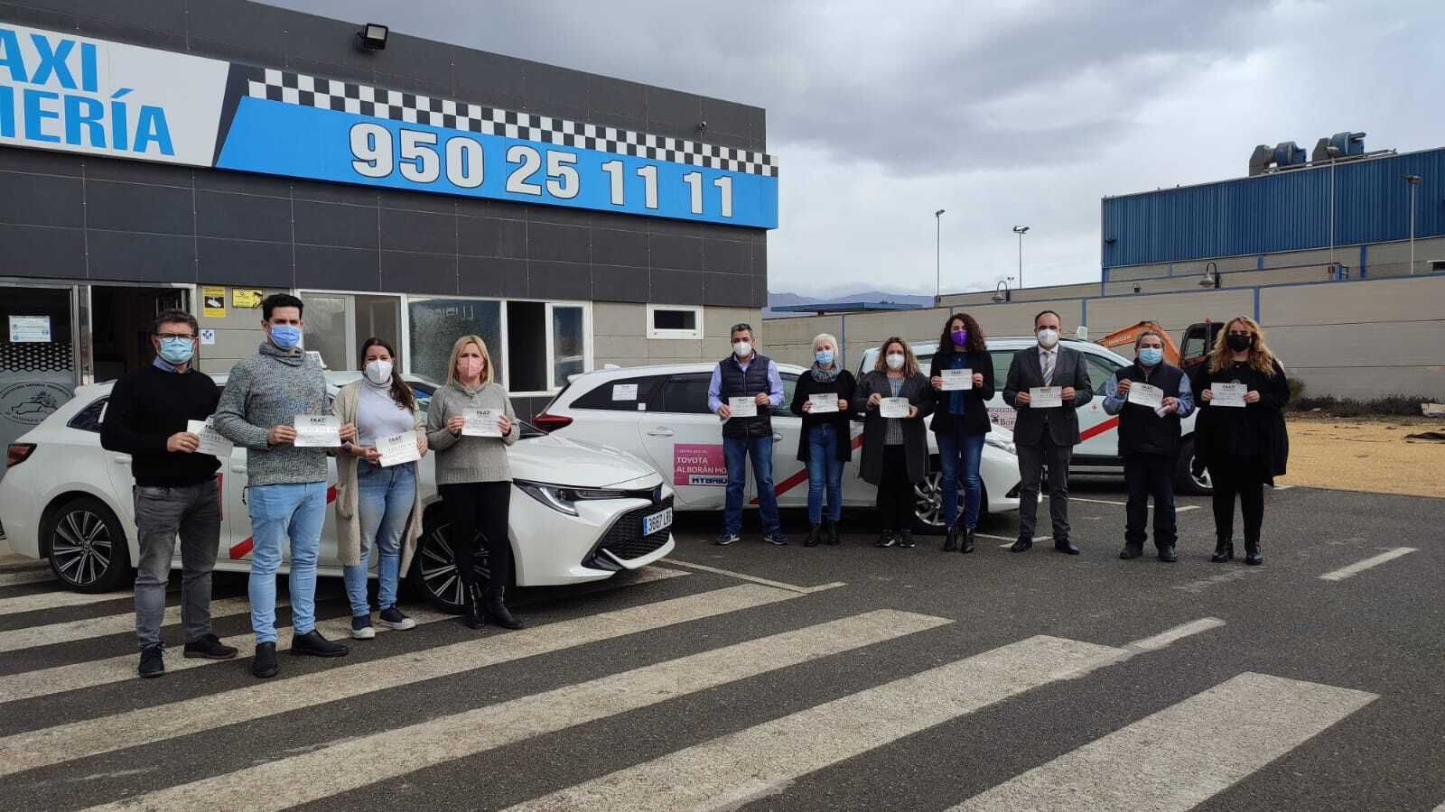 Los taxistas de Almería llevarán en sus coches el número de teléfono de atención a la mujer