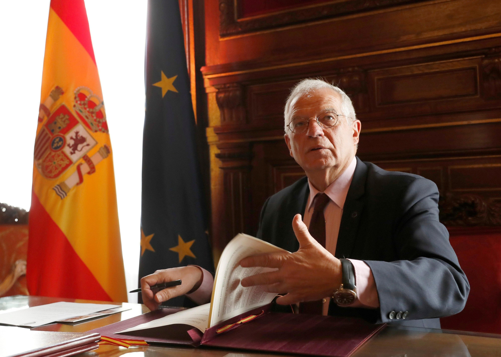 Josep Borrell firma los cuatro memorandos sobre Gibraltar.