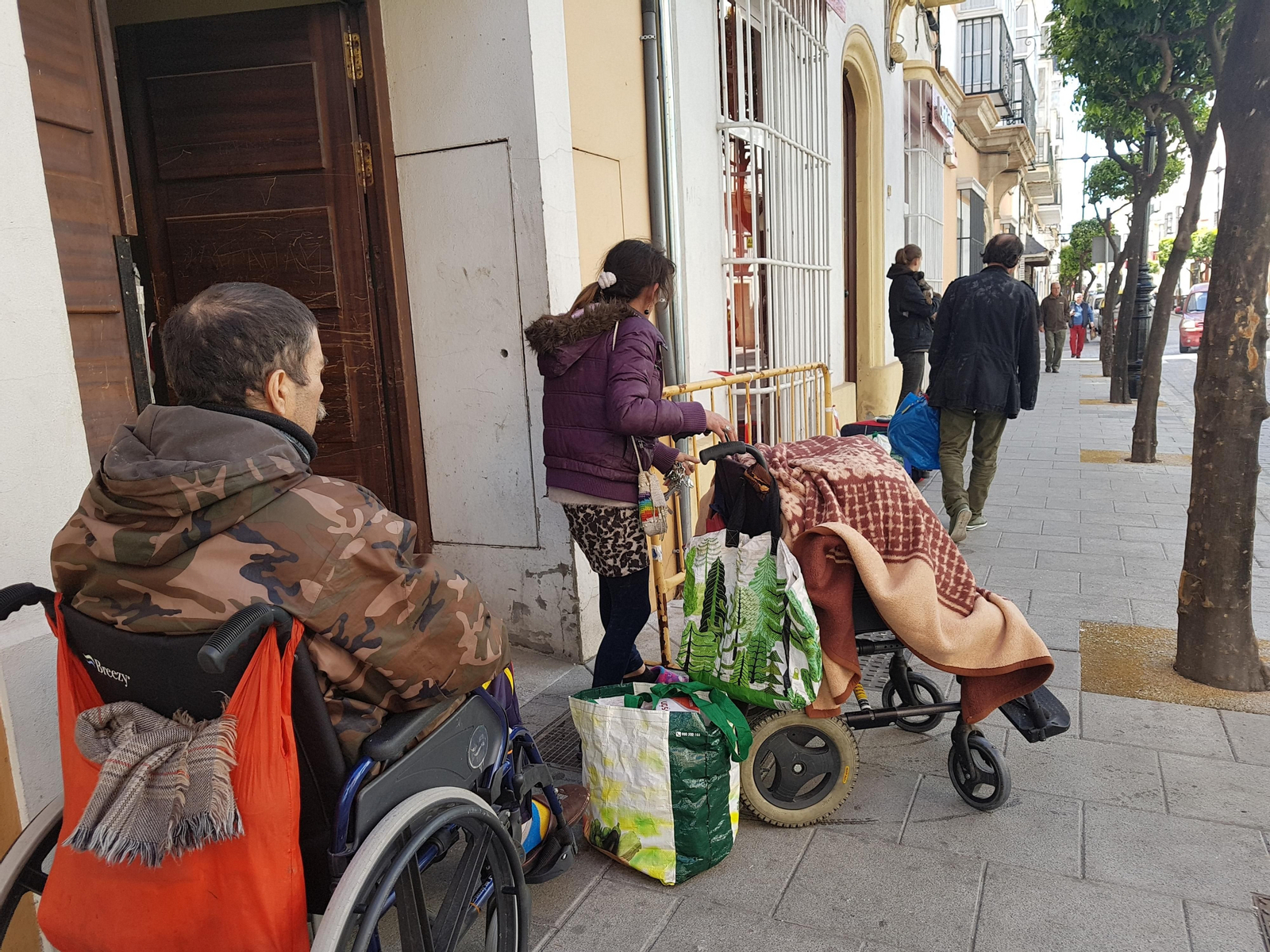 Algunos de los desalojados se llevan sus pertenencias.
