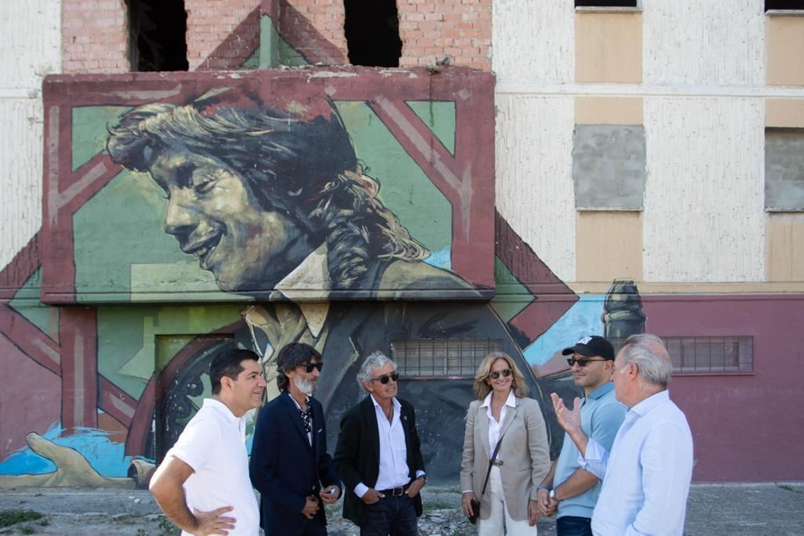 El CEO y fundador de Code.Org, entre otros, durante su visita al barrio de las 3.000 Viviendas.