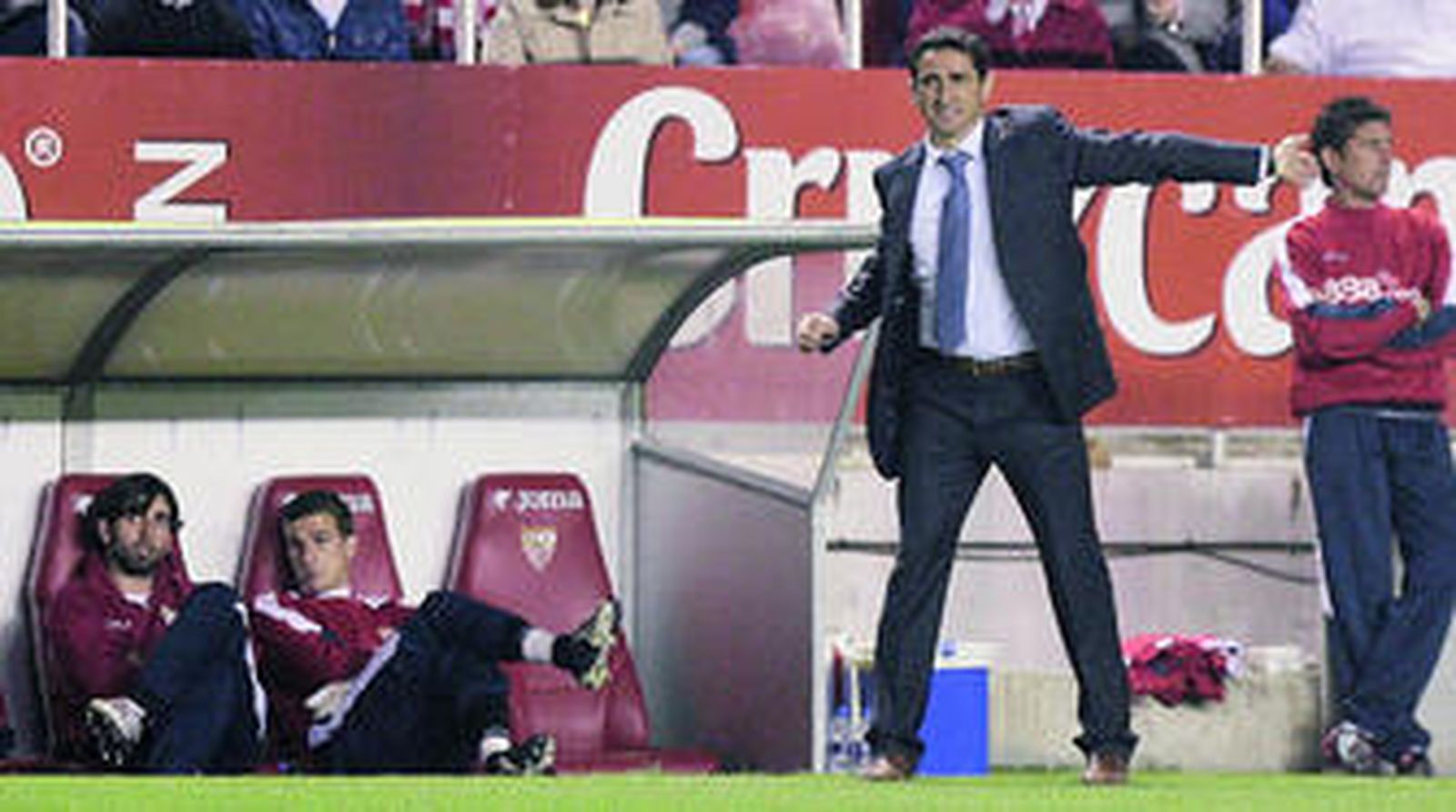 Manolo Jiménez, con el gesto de tensión en el rostro, realiza una indicación a sus jugadores durante el partido.