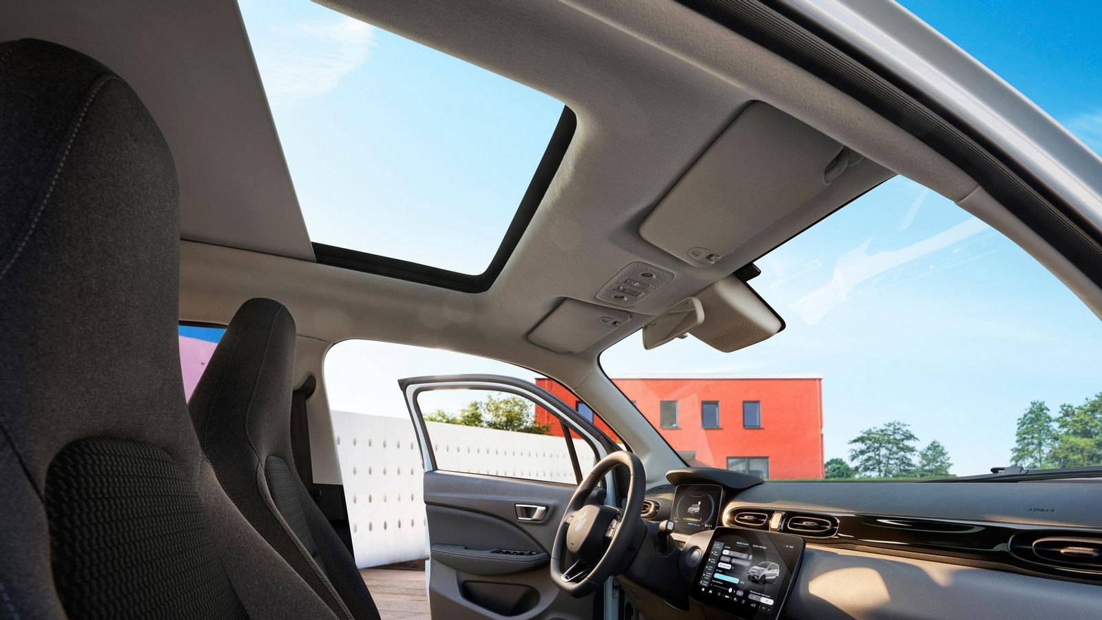 El techo, con cortinilla eléctrica, forma parte del equipamiento de serie de la única versión disponible del T03.