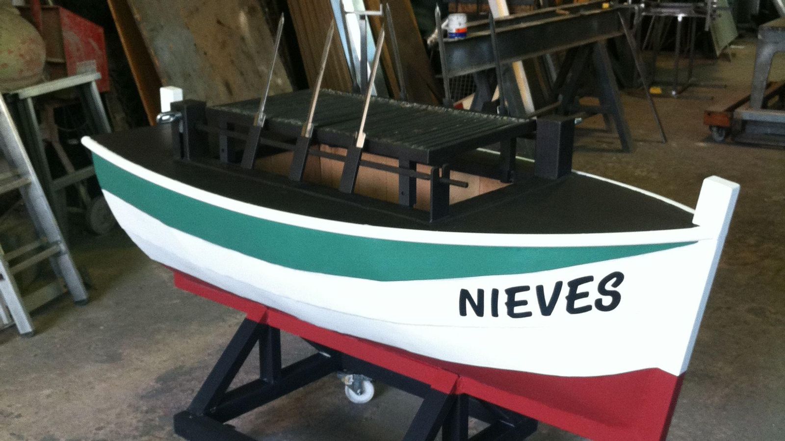 Cerrajería San Juan, en Marbella, fabrica barcas y espetos de metal para restaurantes.