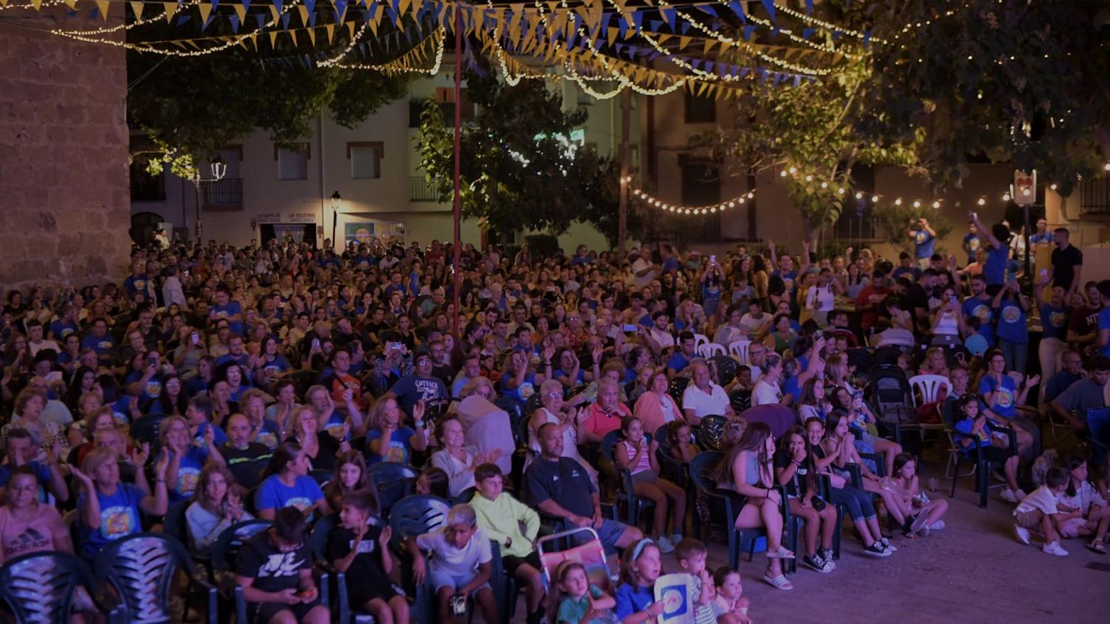 La plaza del Ayuntamiento de Alfacar, a rebosar viendo la semifinal del Grand Prix