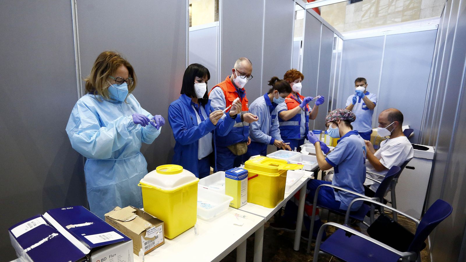 Enfermeros preparando vacunas.