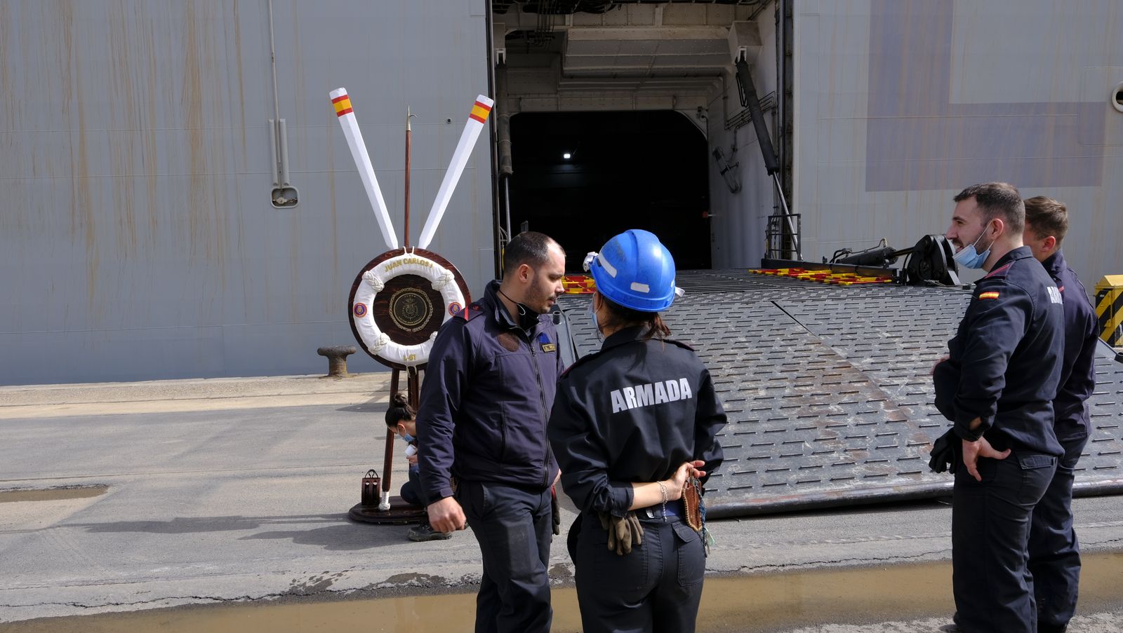Fotogalería de la visita al portaaviones Juan Carlos I. Puerto de Almería.