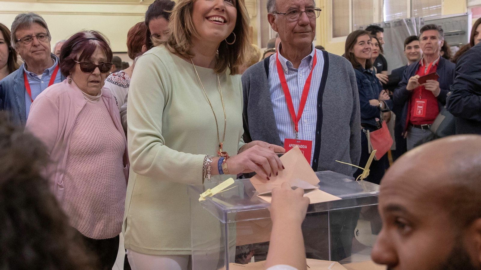 Susana Díaz, en el momento de votar en su colegio electoral de Sevilla.
