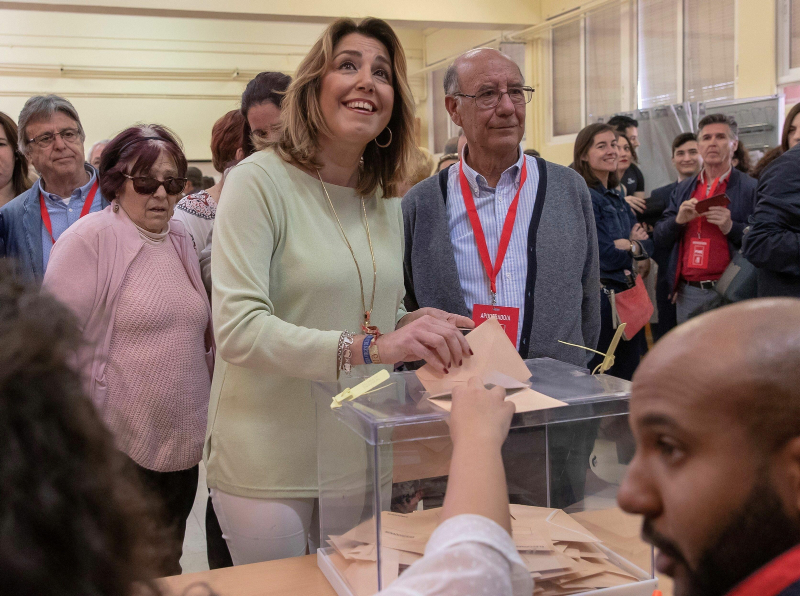 Susana Díaz, en el momento de votar en su colegio electoral de Sevilla.