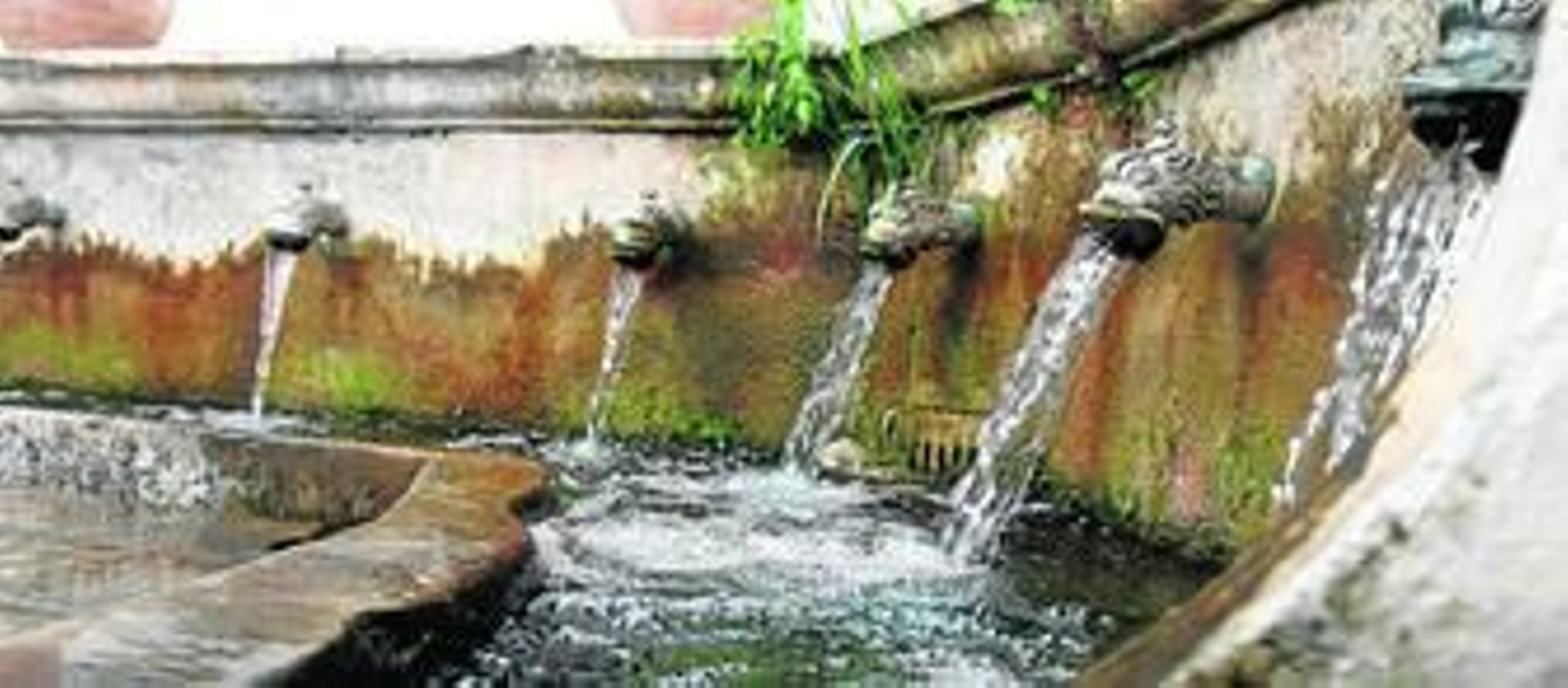 La popular Fuente de los Doce Caños, construida por cuestación vecinal en el siglo XIX, simboliza la vinculación del municipio cachonero con el agua.
