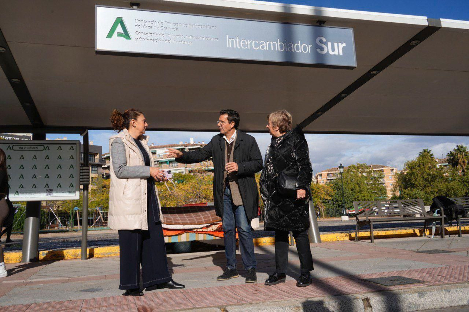 Paco Cuenca, junto a las concejalas Raquel Ruz y María Leya, en el intercambiador del Palacio de Congresos.