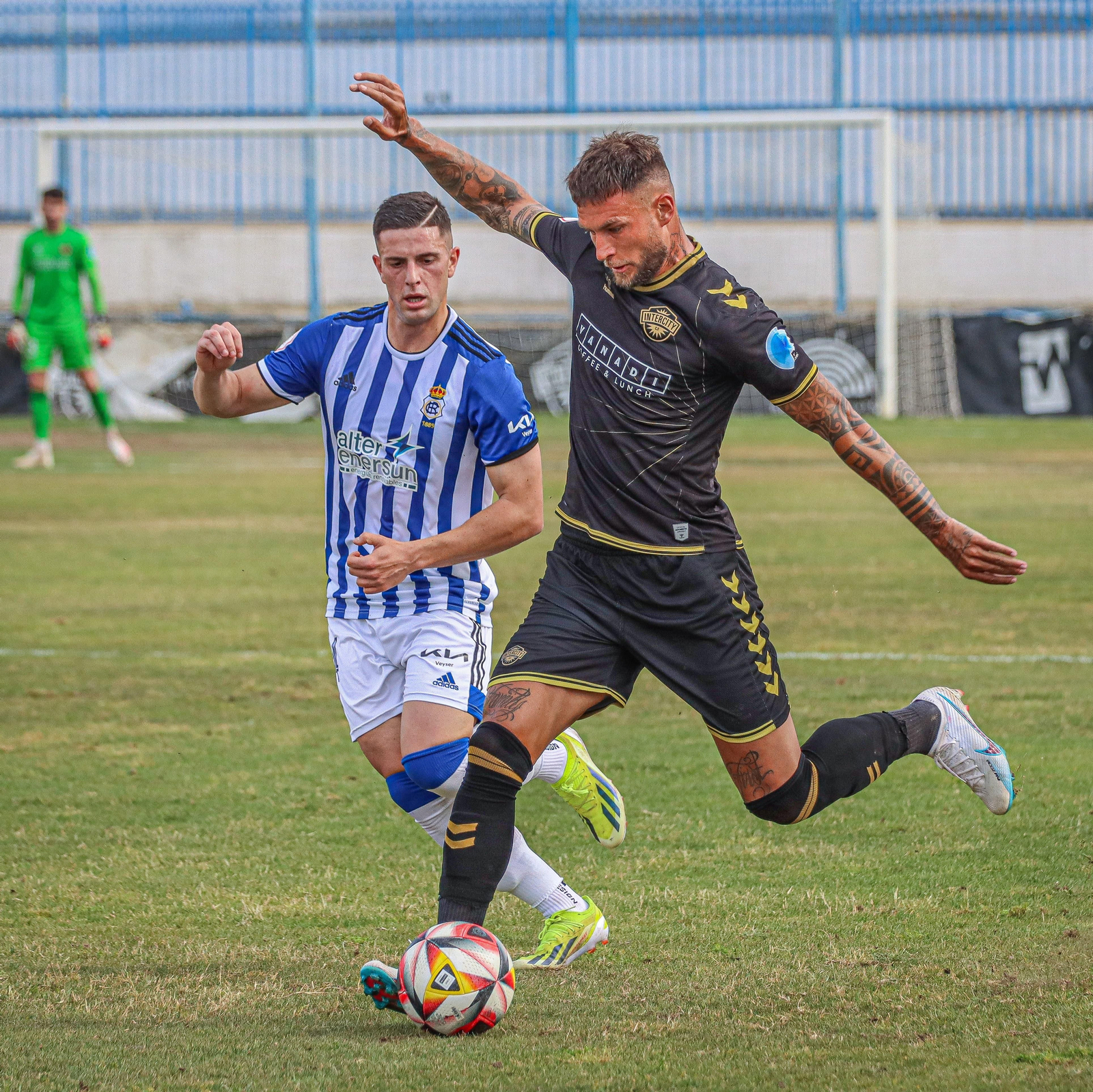 David del Pozo presiona a un futbolista del Intercity.