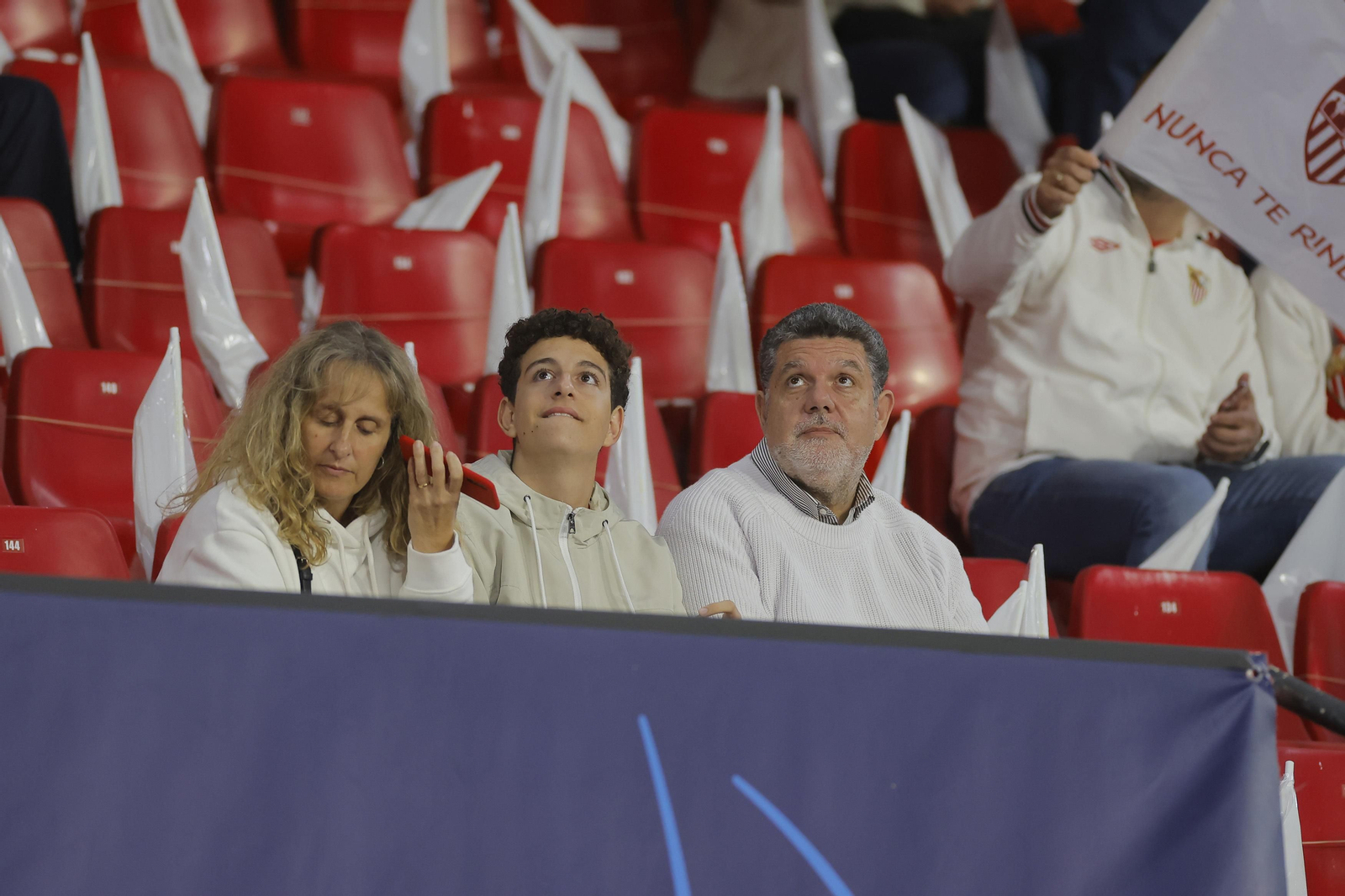 Búscate en las fotos del Sevilla-Arsenal