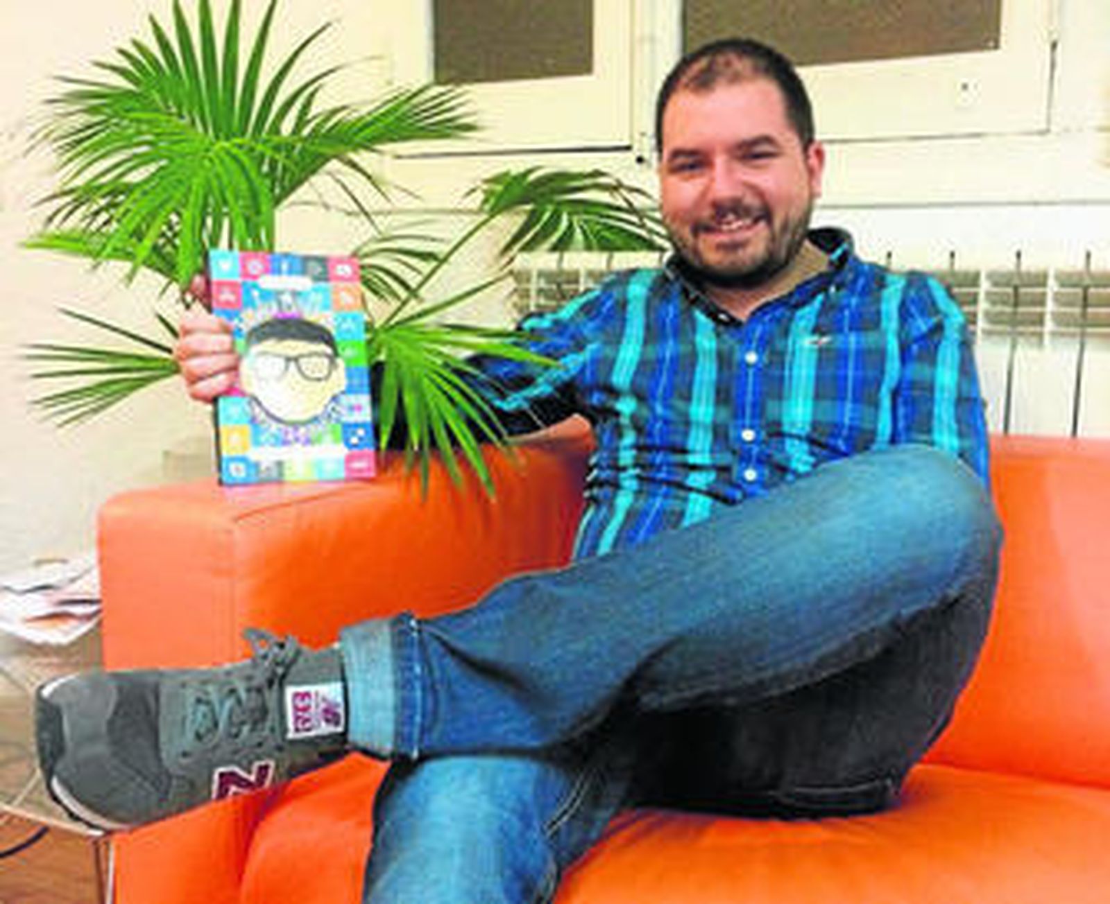 El periodista almeriense afincado en Madrid, Manuel Moreno, con su libro.