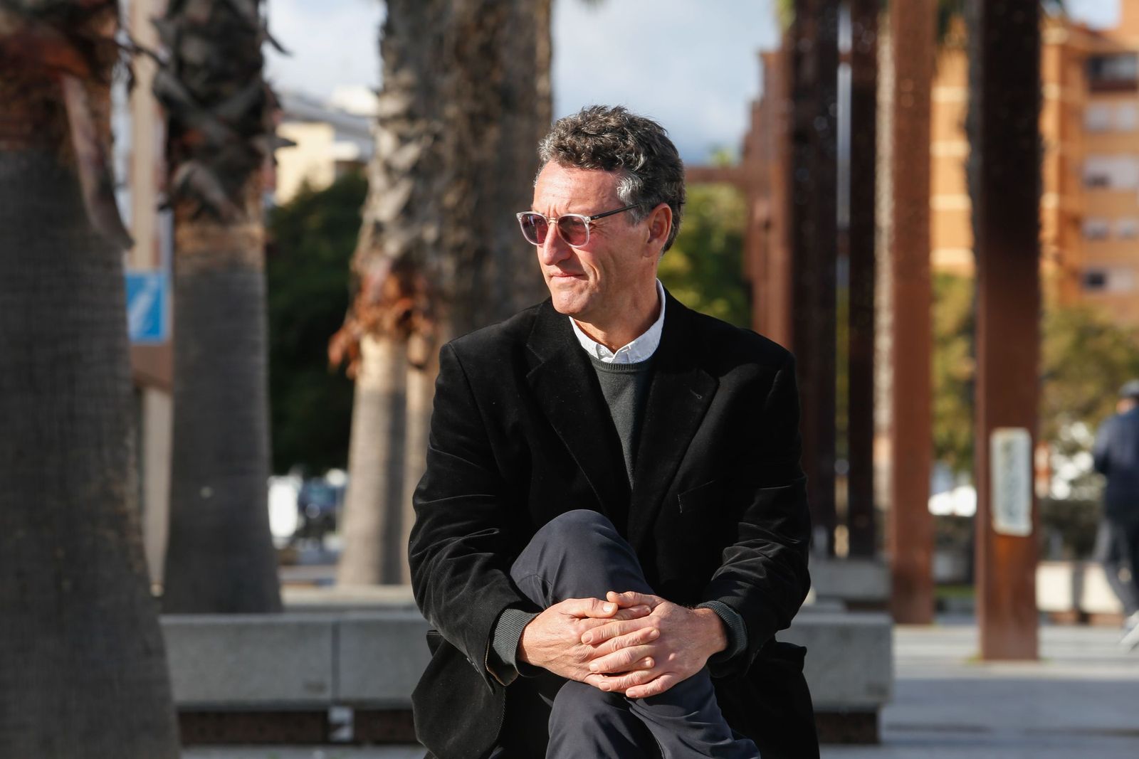 El arquitecto recorre el antiguo paseo del río de la Miel, en la calle Juan de la Cierva, escenario de su reflexión sobre arquitectura y memoria urbana.