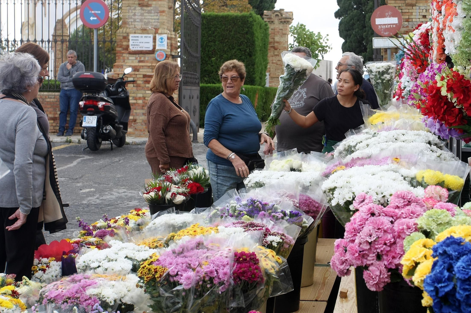 Imágenes del ambiente en el cementerio La Soledad, Huelva
