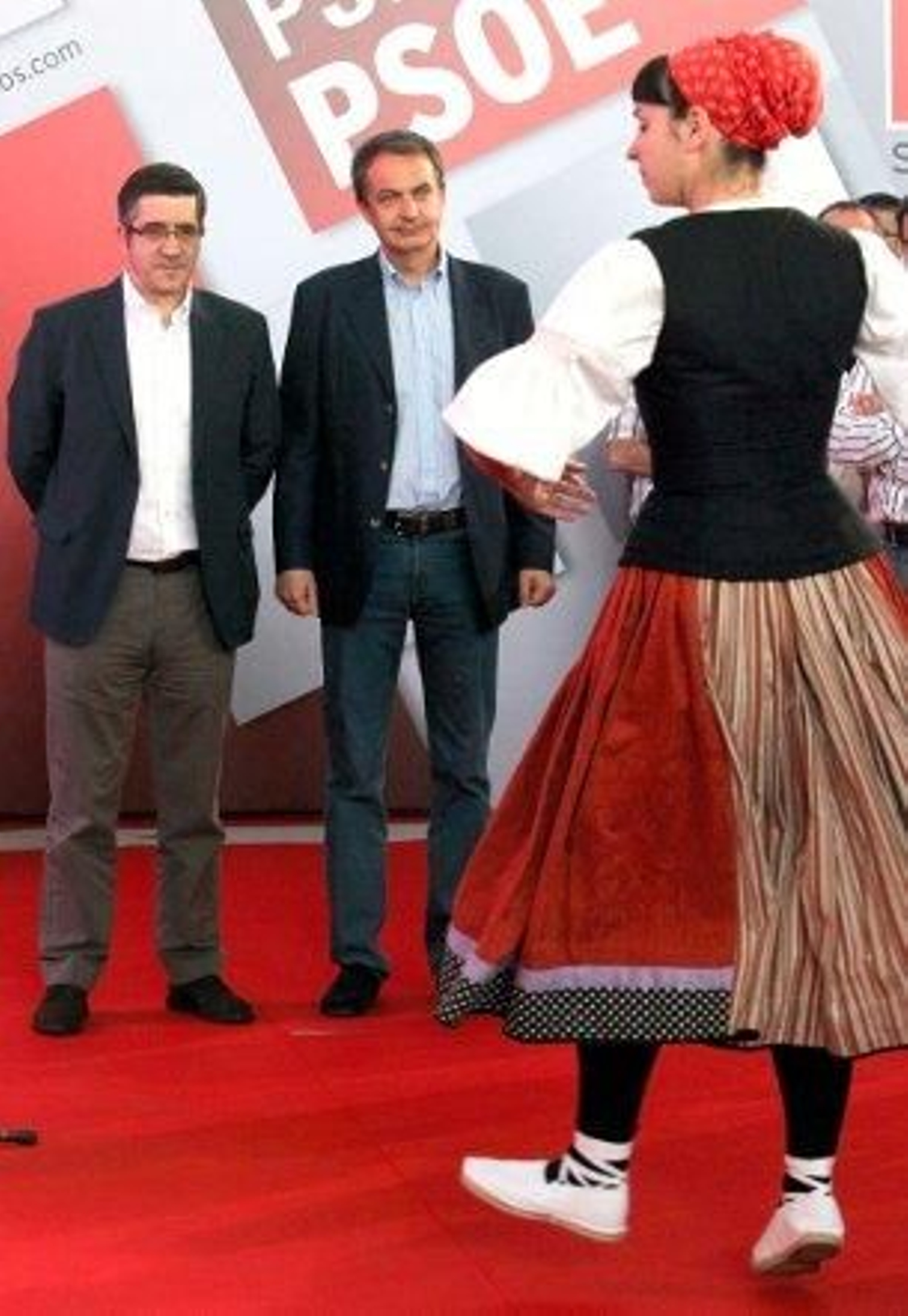 Zapatero pide a la izquierda abertzale "pasos firmes y decididos" en favor de la democracia