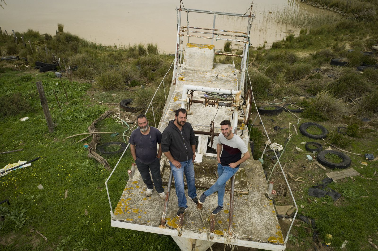 José Manuel Vidal, David García y Miguel Ruiz, en un barco abandonado.