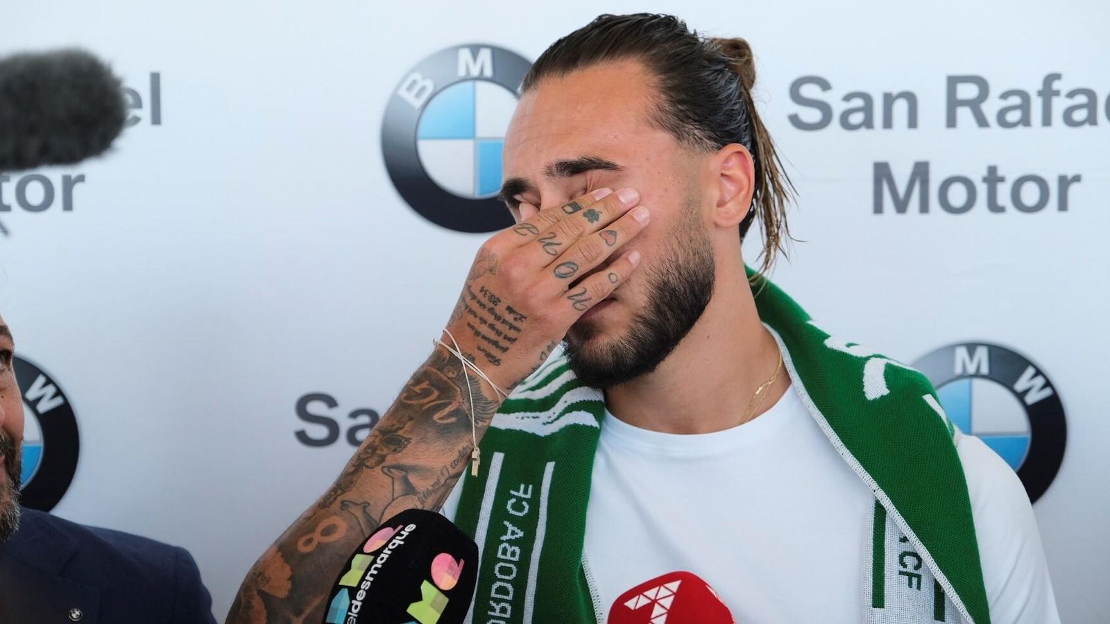 Gudelj, emocionado y sin poder contener las lágrimas, en el acto de su regreso oficial al Córdoba CF.