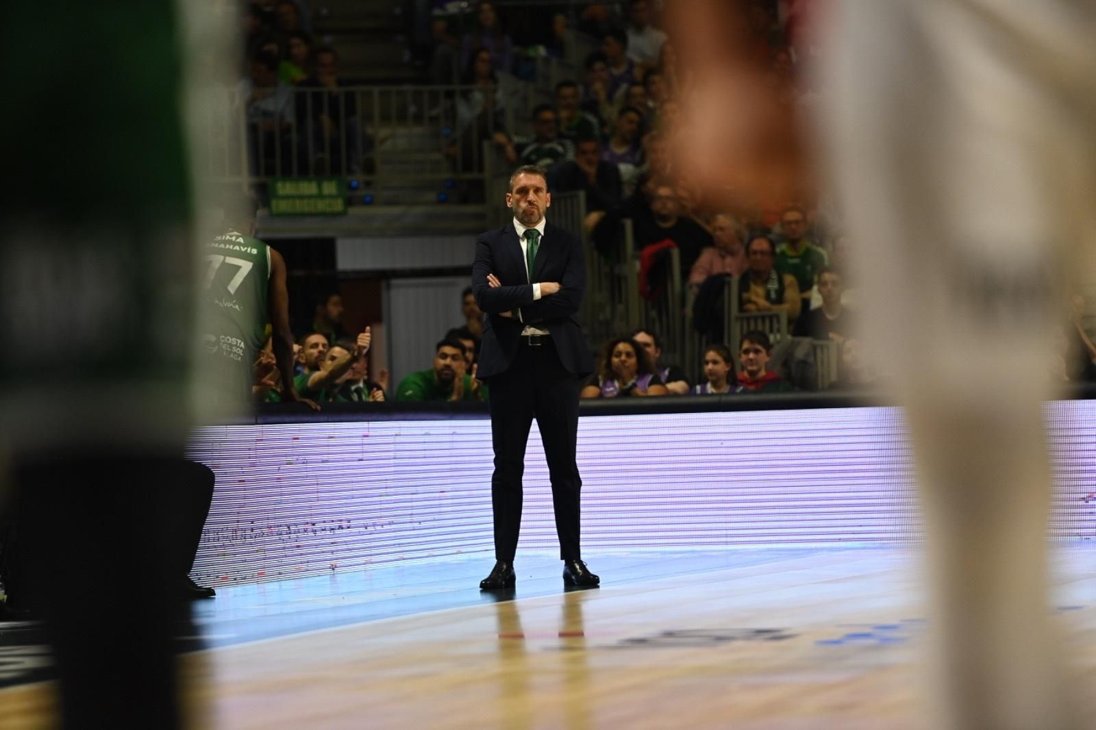 Ibon Navarro viendo el partido desde el área técnica. Ibon Navarro viendo el partido desde el área técnica.