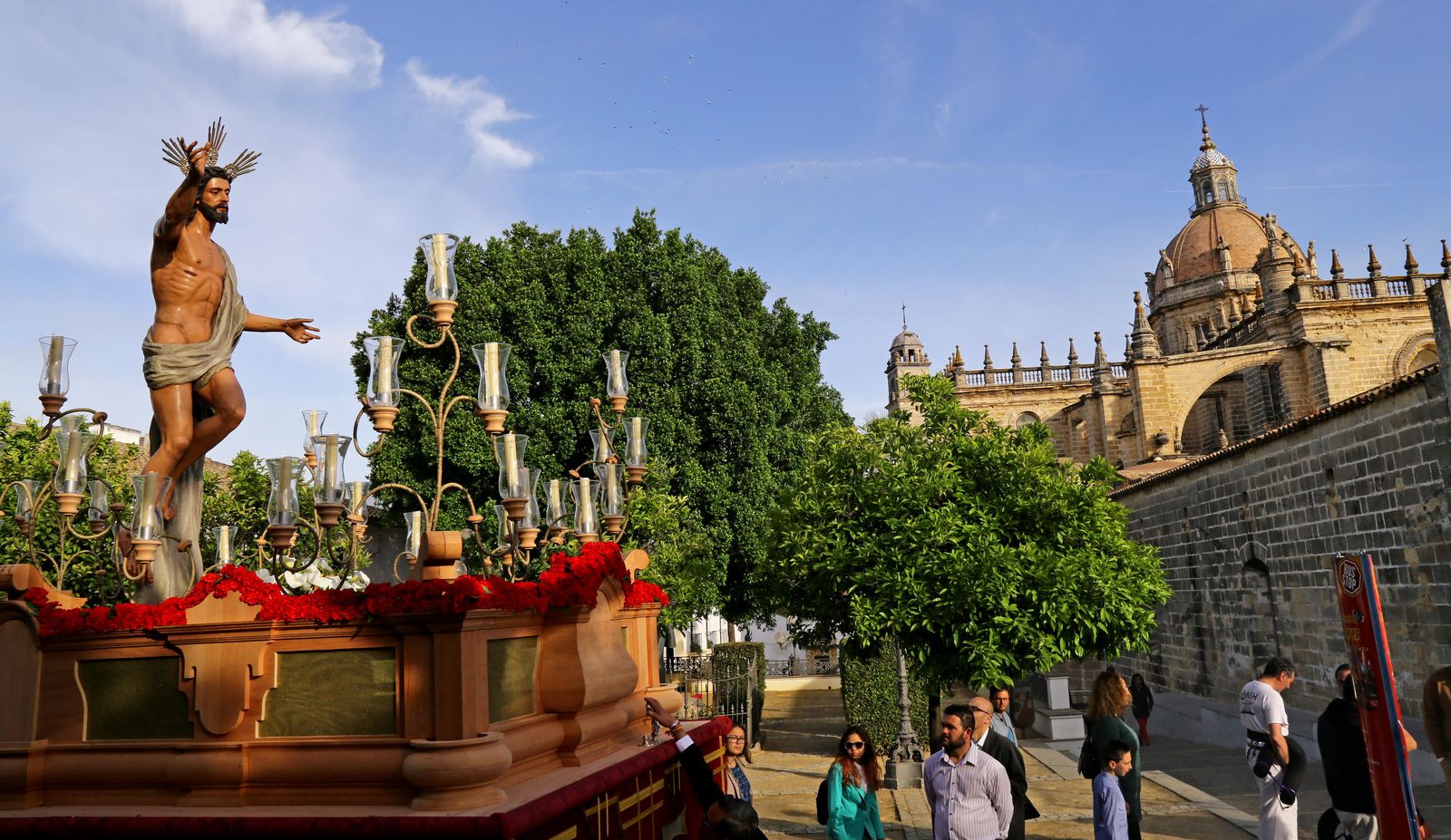 La procesión culminó con la Pontifical de Resurrección en la Catedral