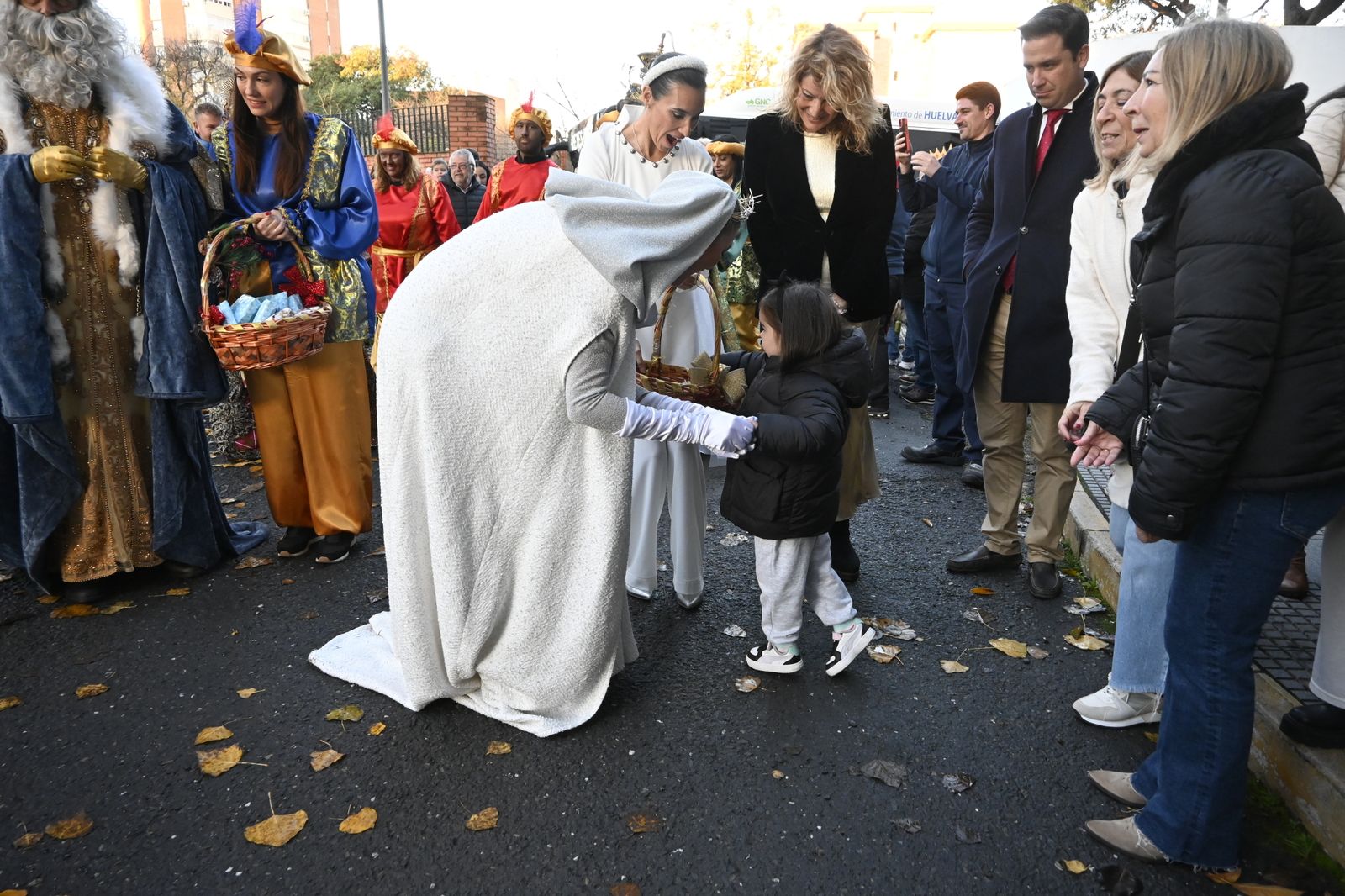Visita de los Reyes Magos a los ancianos de los asilos de Huelva, en imágenes