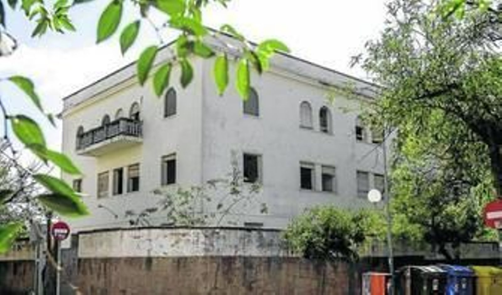 El antiguo edificio del INEM, que colinda con la calle Granja San Ildefonso, es el único inmueble que sigue en el solar.