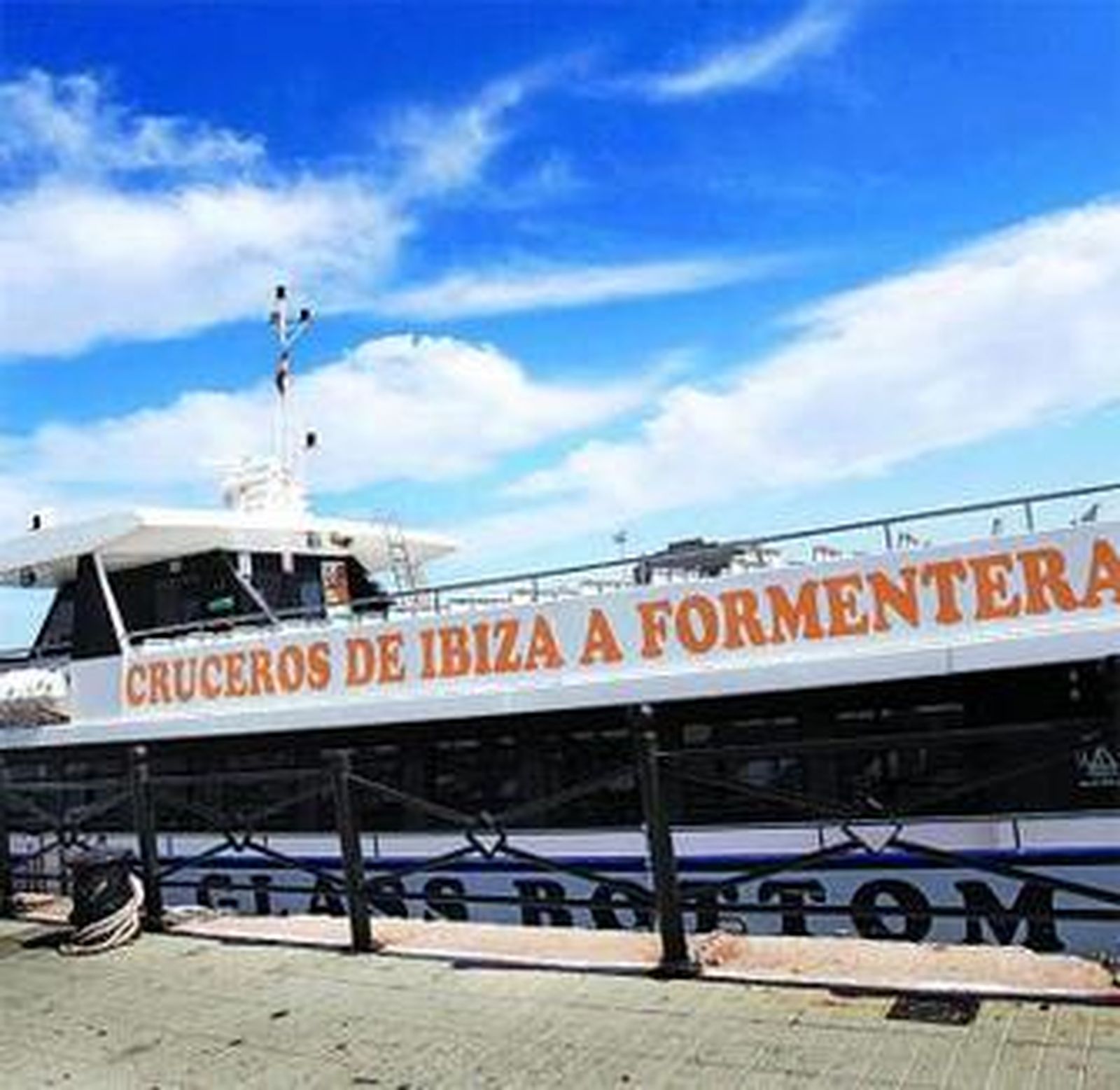 El barco alquilado para reforzar el servicio marítimo está en El Puerto.