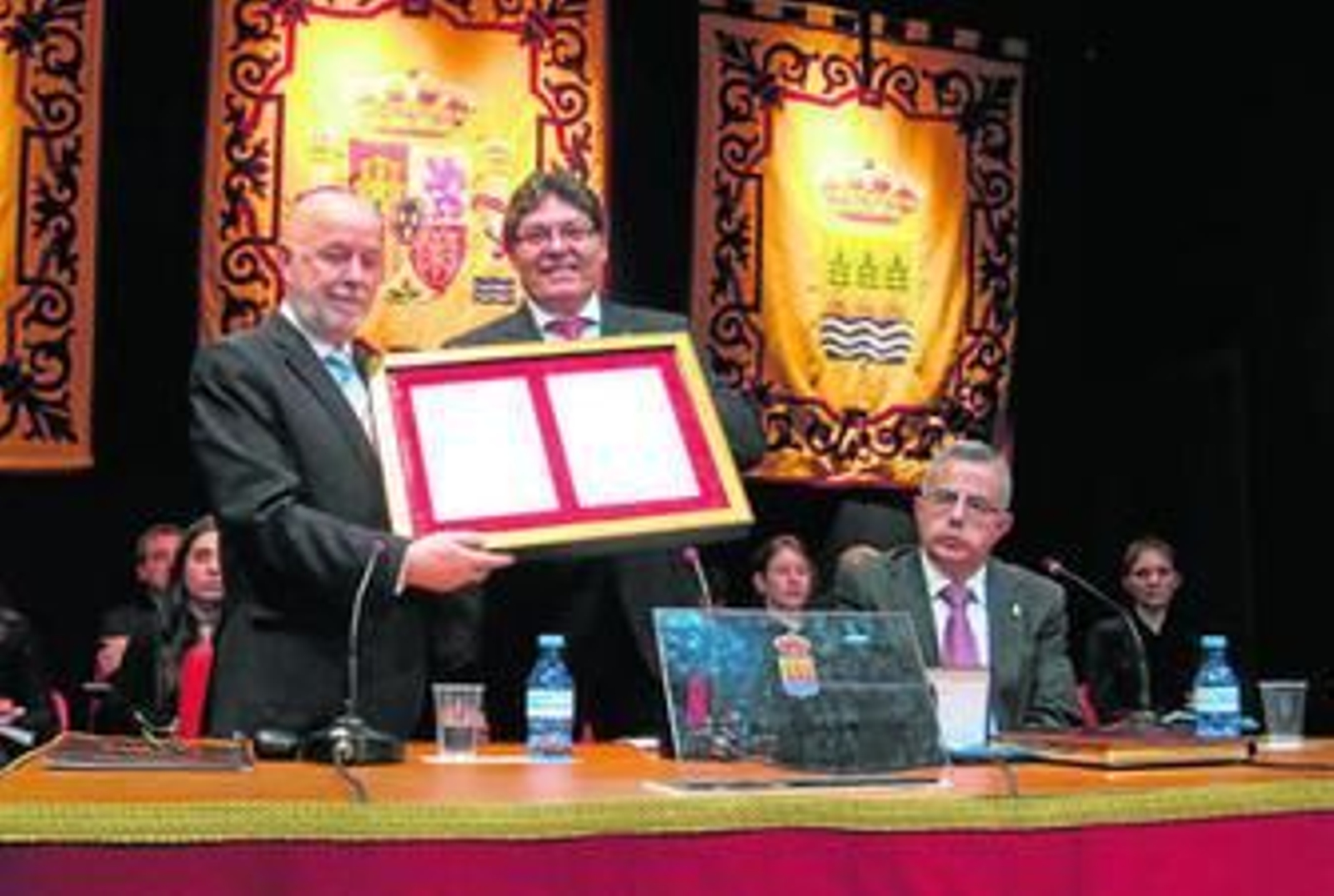 Pedro Roque Molina recibe el título de Hijo Predilecto de manos del Alcalde de Albox