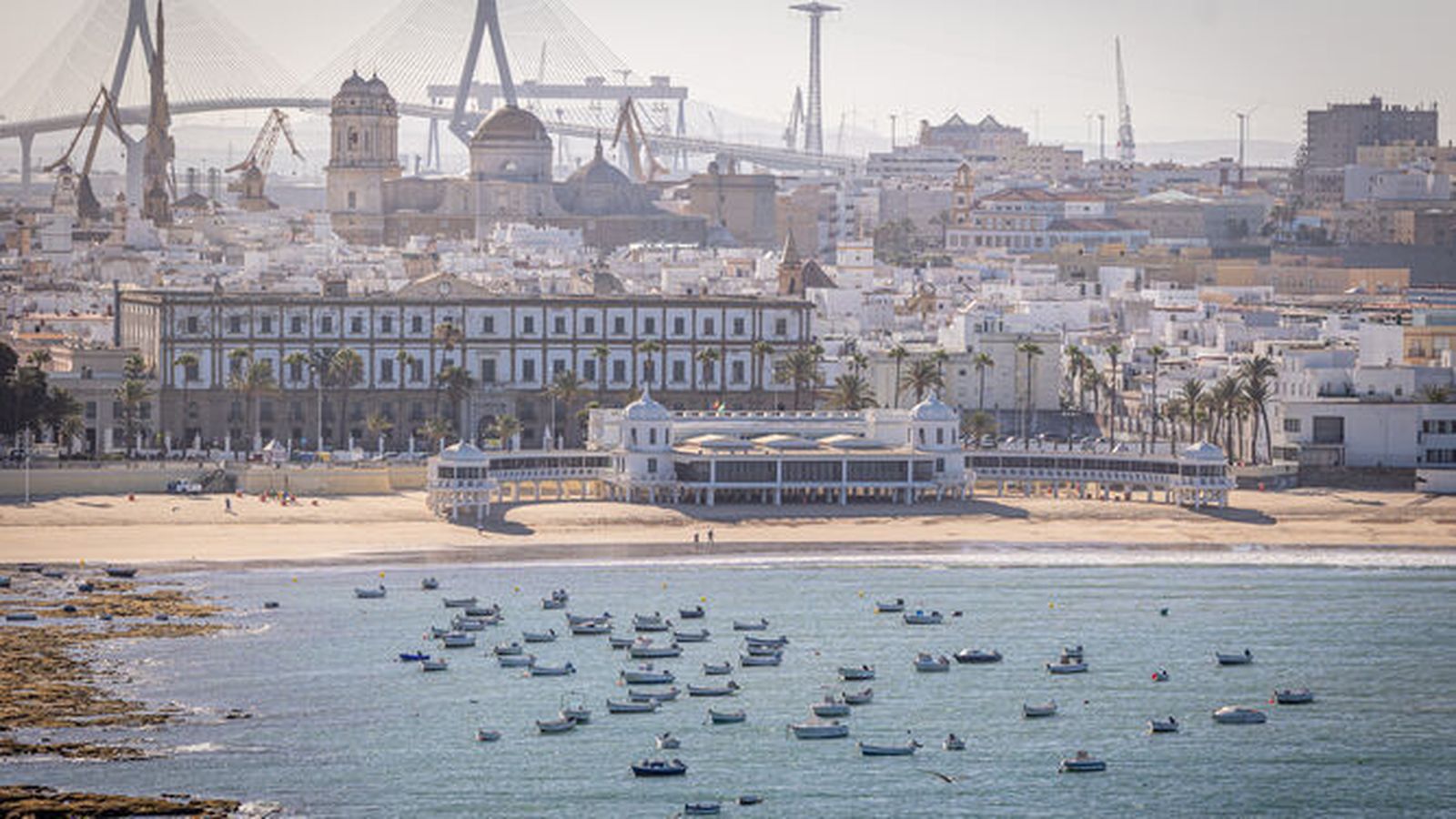 Vista panorámica de la playa de La Caleta donde puede verse parte del casco histórico de Cádiz