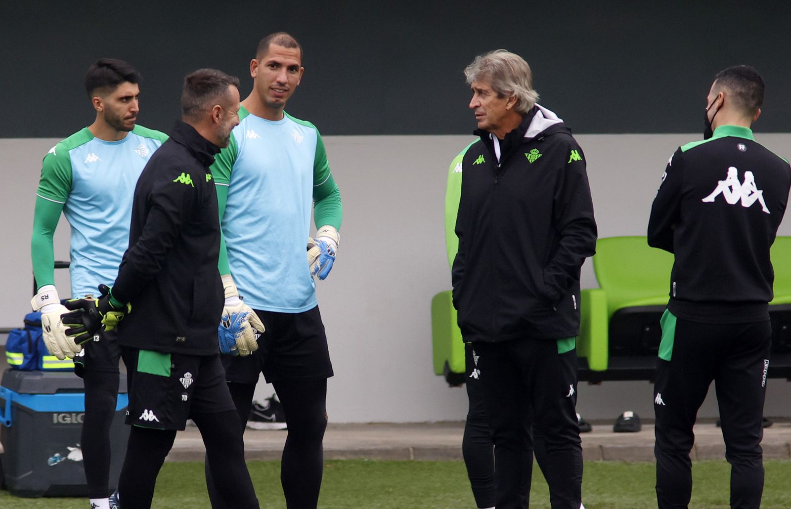 Joel Robles bromea con Toni Doblas, preparador de porteros, en presencia de Manuel Pellegrini y Rui Silva.
