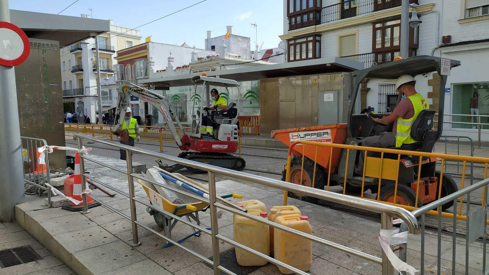 Trabajos del tranvía en la parada de la plaza del Rey, en San Fernando.