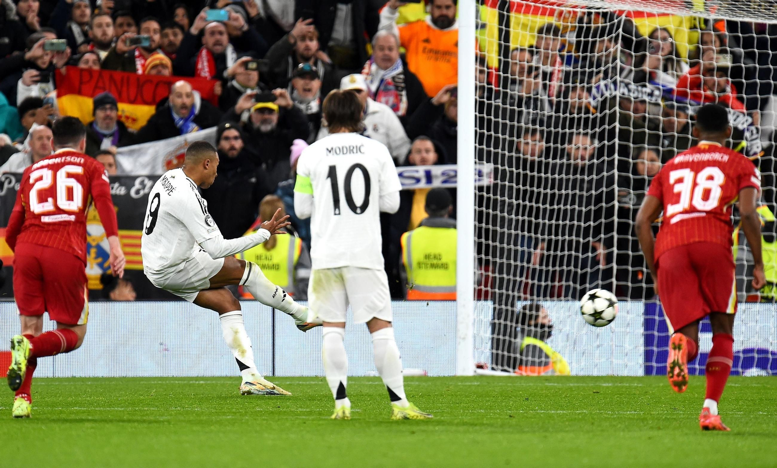 Mbappé falla el penalti que pudo darle el empate al Real Madrid. Mbappé falla el penalti que pudo darle el empate al Real Madrid.