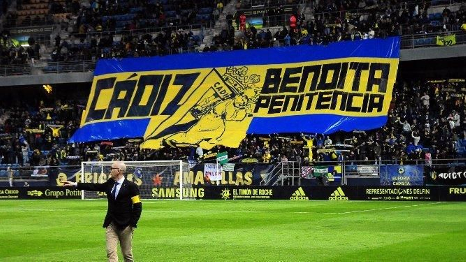 Aspecto increíble del Fondo Sur del Carranza, donde antes del encuentro se desplegó una enrome pancarta muy acorde con los días que vive la ciudad.