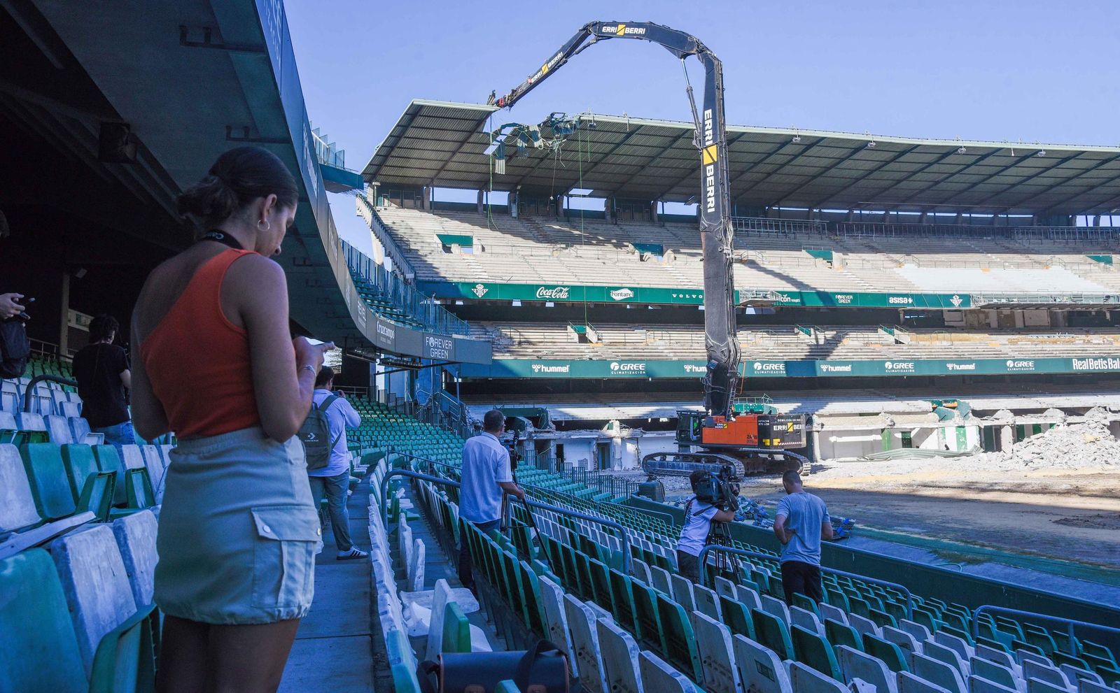 Las imágenes de la retirada de la cubierta de preferencia del Benito Villamarín