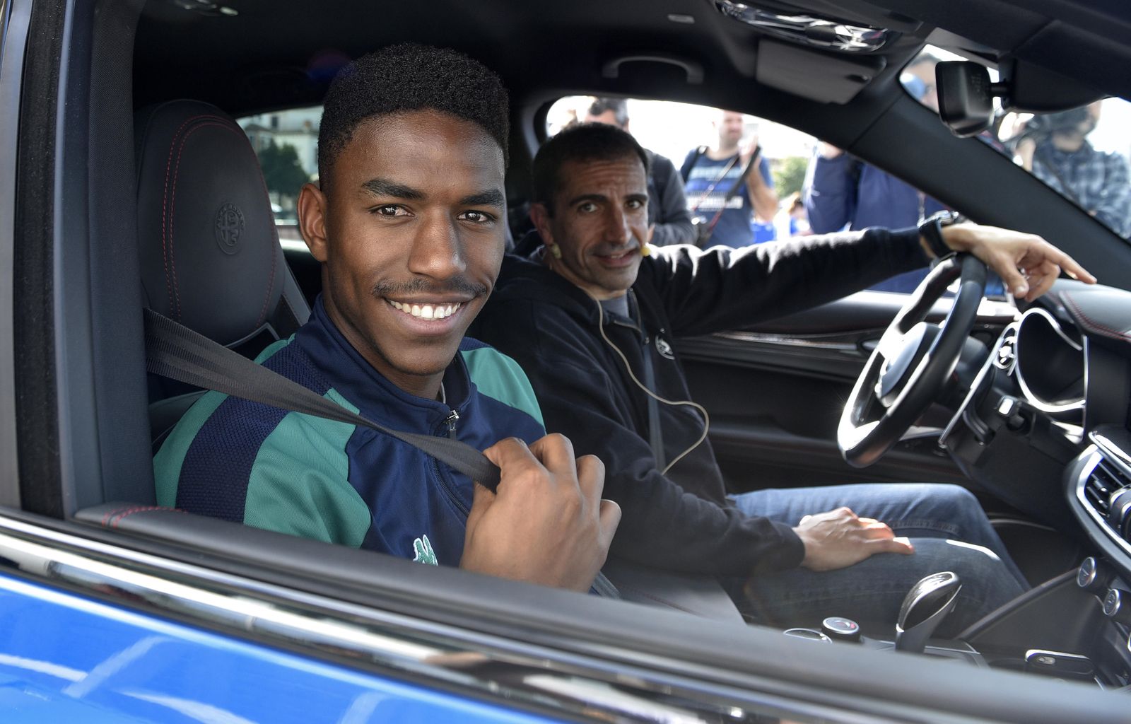 Las imágenes de la entrega de sus nuevos Alfa Romeo a la plantilla del Betis