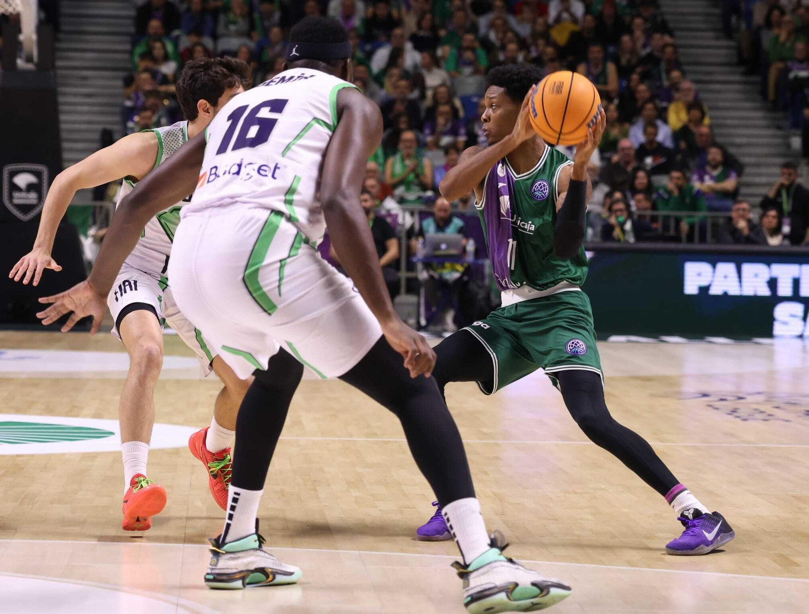 Tyson Carter se dispone a pasar la bola.