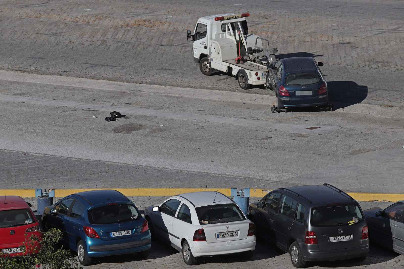 La grúa municipal de Algeciras retira un vehículo del Llano Amarillo.