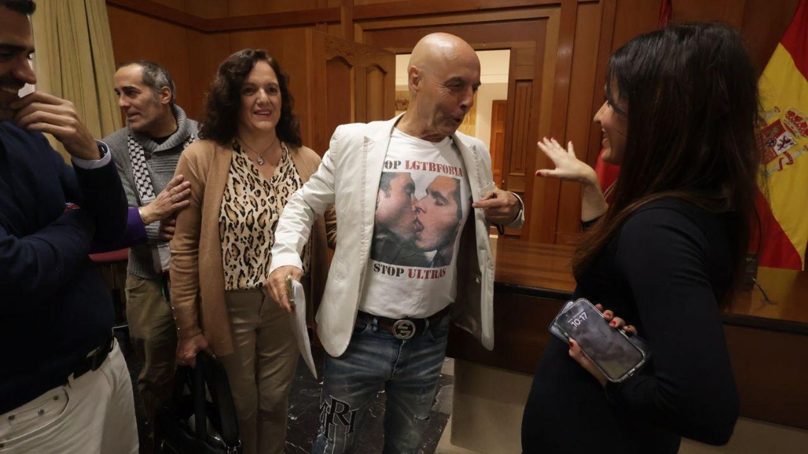 Antonio Hurtado llega al Pleno con una camiseta con el lema 'Stop Lgtbifobia'