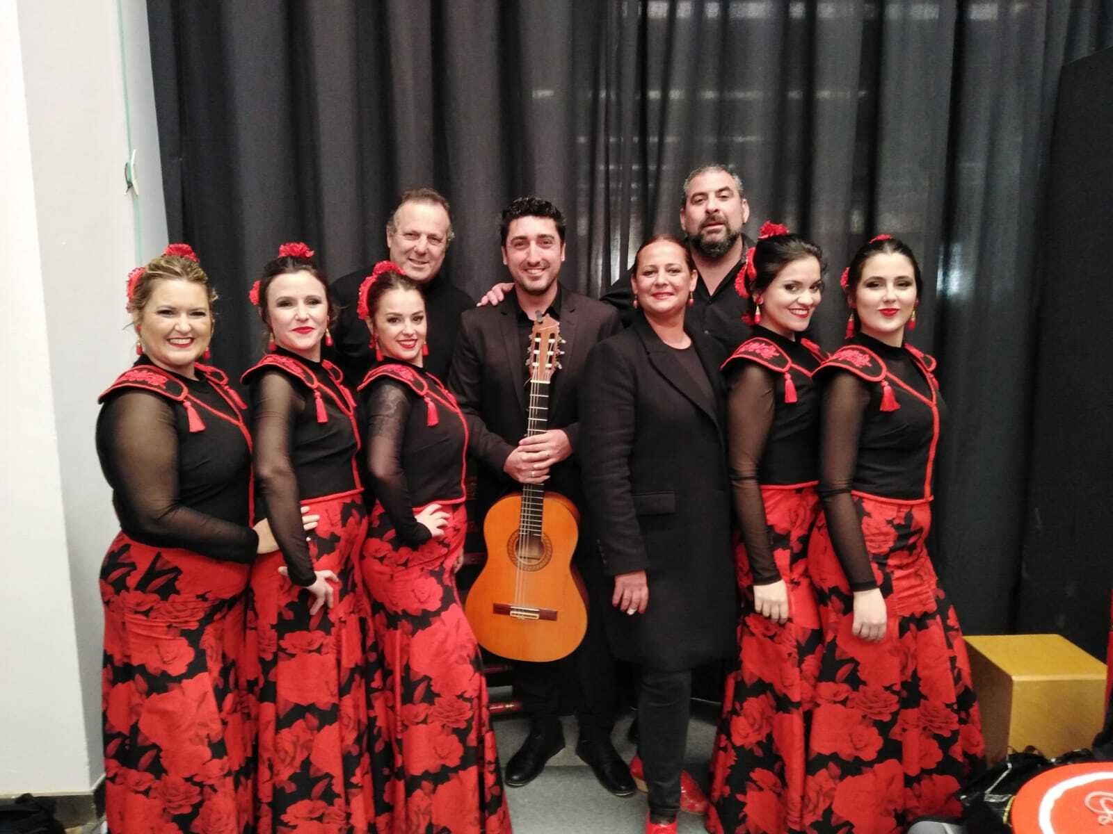 El grupo de baile flamenco 'Las Faraonas' junto a Silvia Peña y los músicos.
