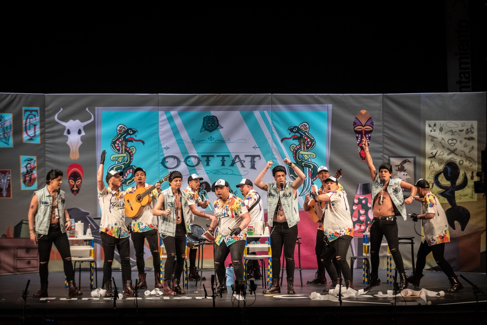 Chirigota 'Tin-ta, tin-ta durante su actuacion