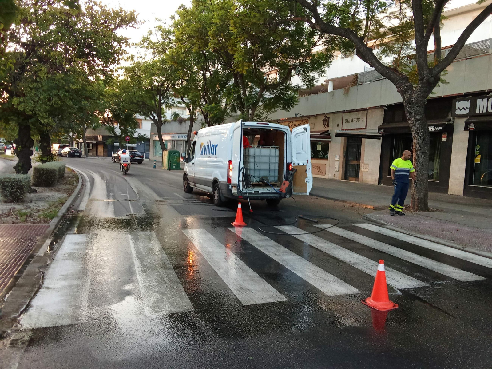 Equipos limpiando los pasos de peatones en la avenida Rafa Verú.