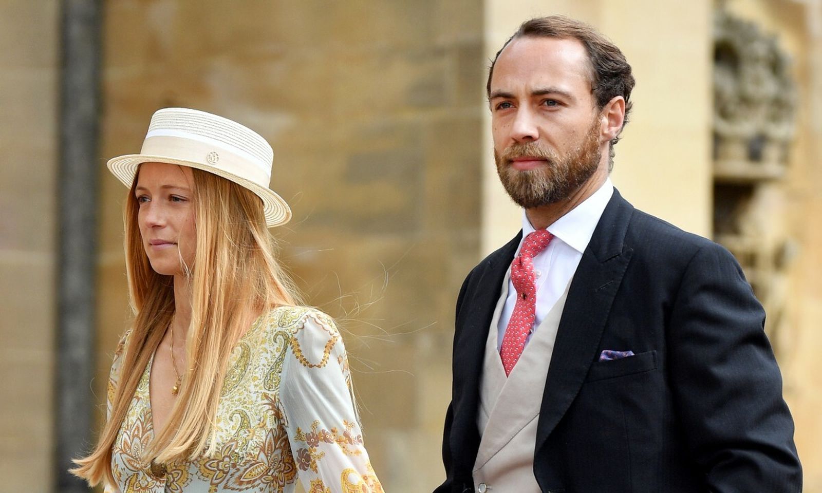 James Middleton y su ya prometida, Alizee Thevenet, en la boda de Lady Gabriella Windsor.