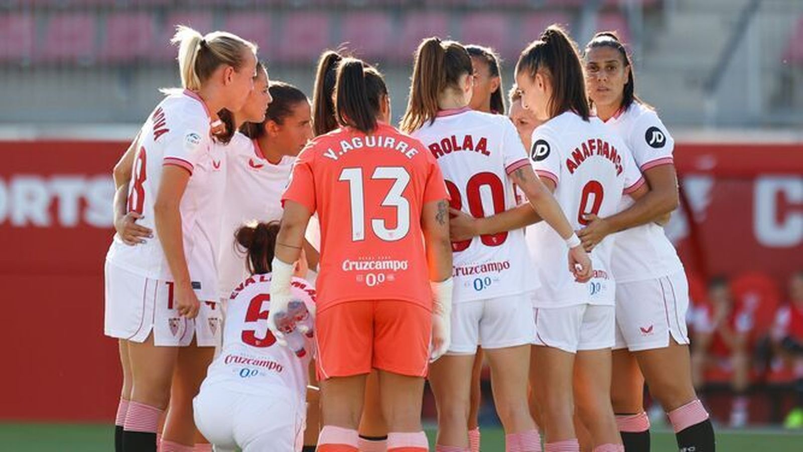 Las jugadoras sevillistas hacen un corro antes de comenzar el segundo periodo.