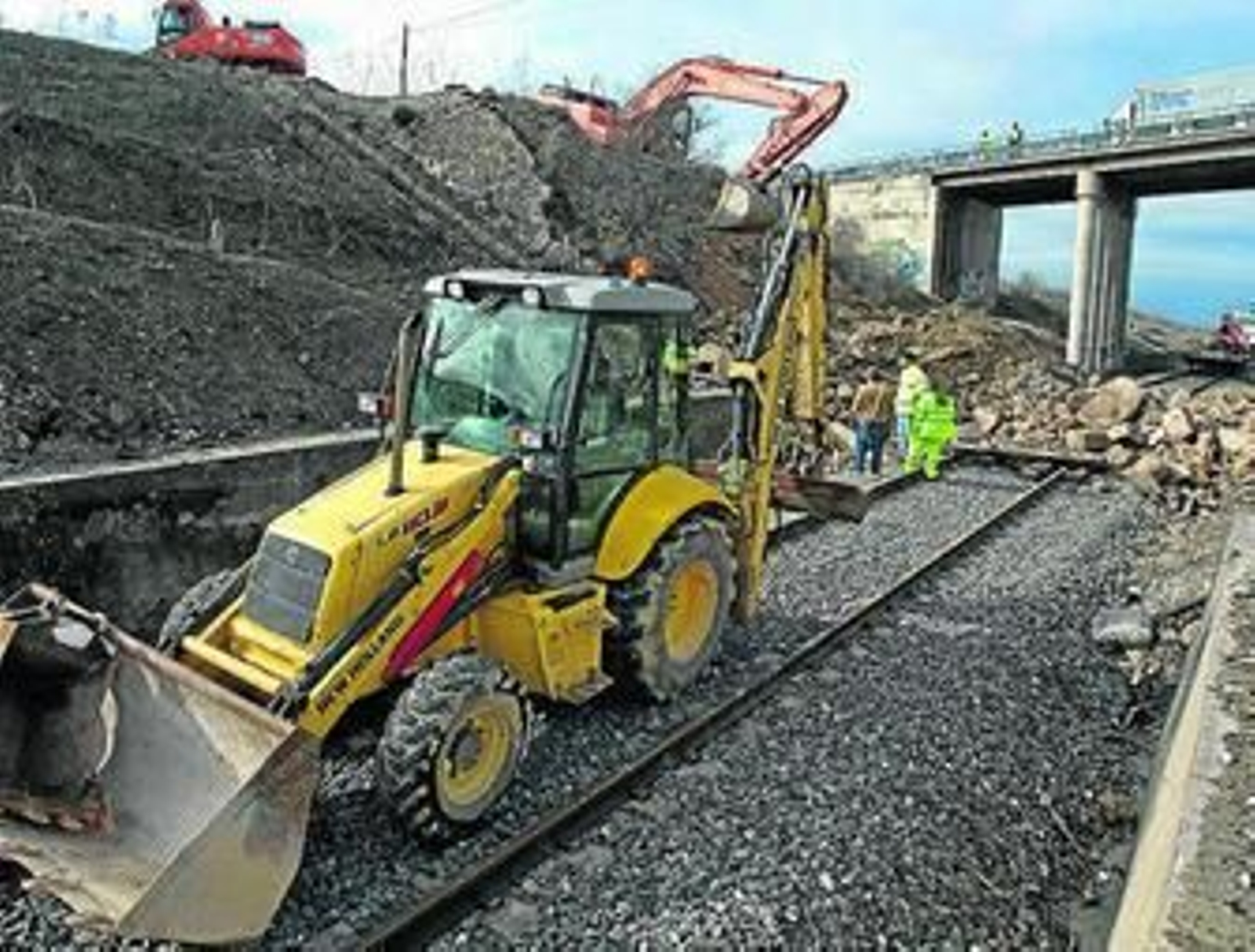 Operarios de Obras Públicas trabajan en la demolición del viaducto.