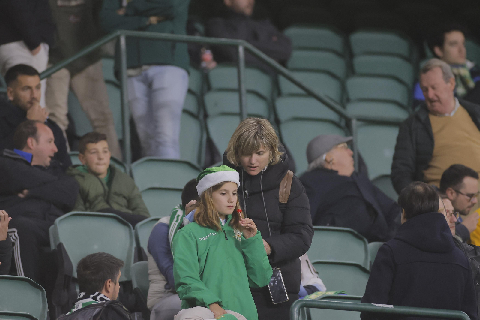 Búscate en las fotos del Betis-Girona