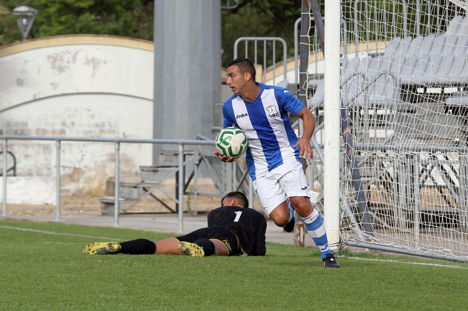 Juan Rosillo, máximo goleador del Industrial la pasada temporada, seguirá vistiendo los colores blanquiazules.