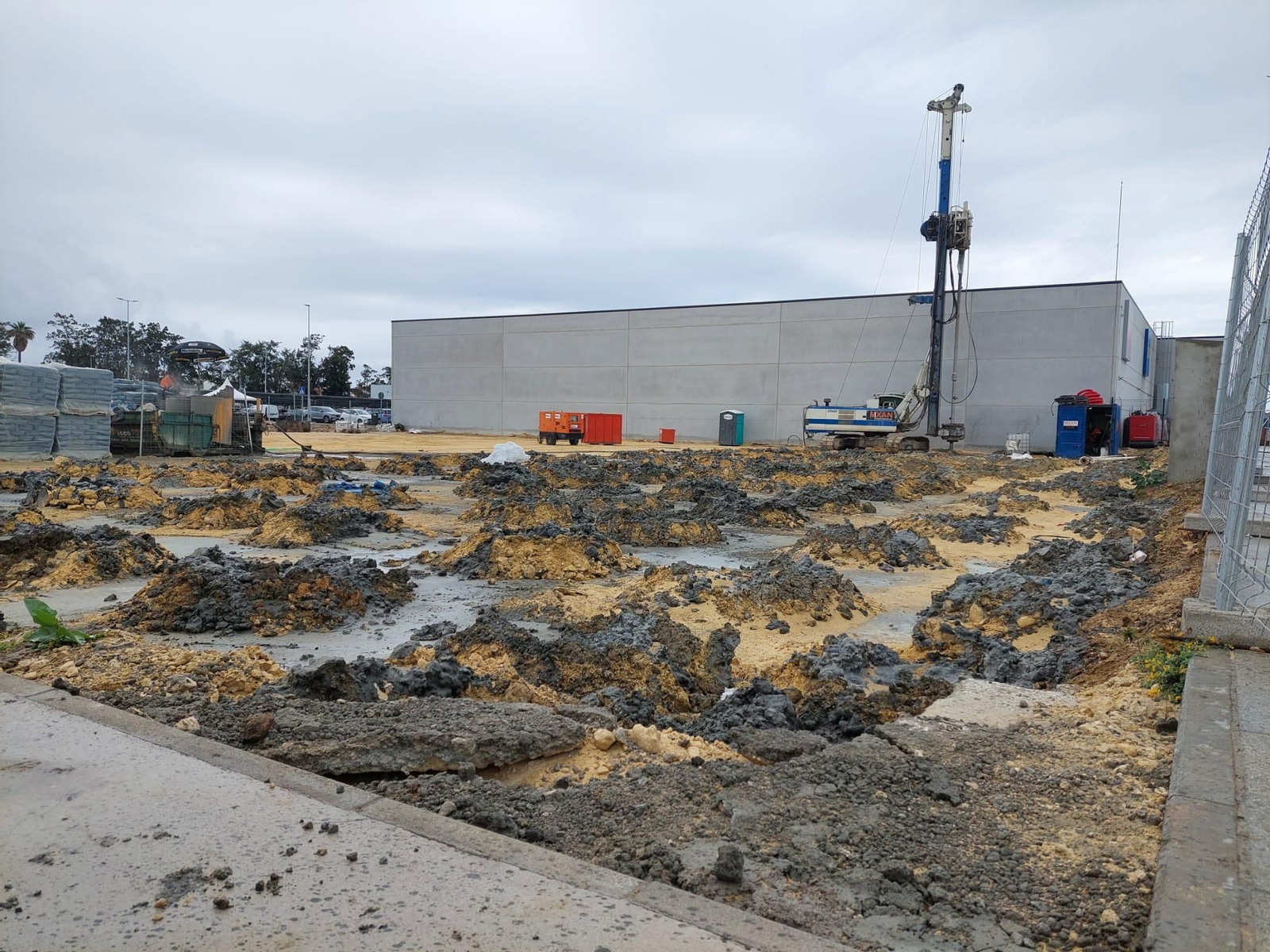 Ya son visibles los primeros trabajos en la parcela que ocupará Bricodepot.