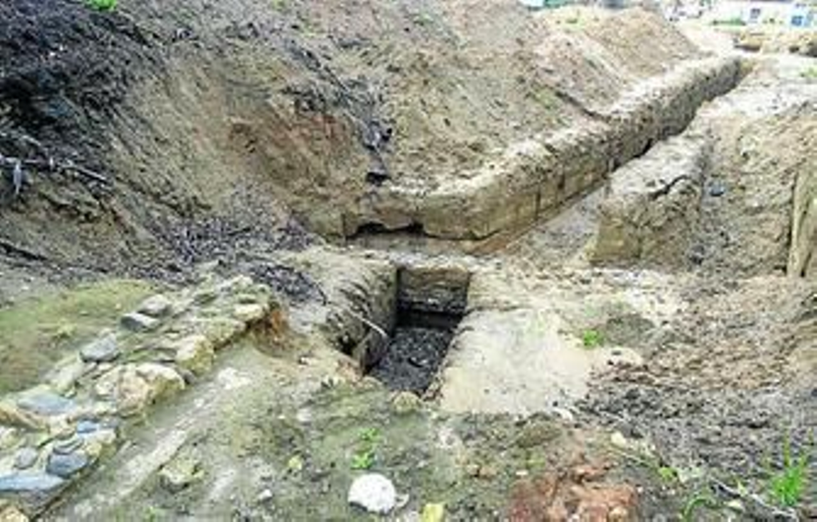 Sector del acueducto surgido en unas excavaciones en el antiguo Colegio Francés, la década pasada.