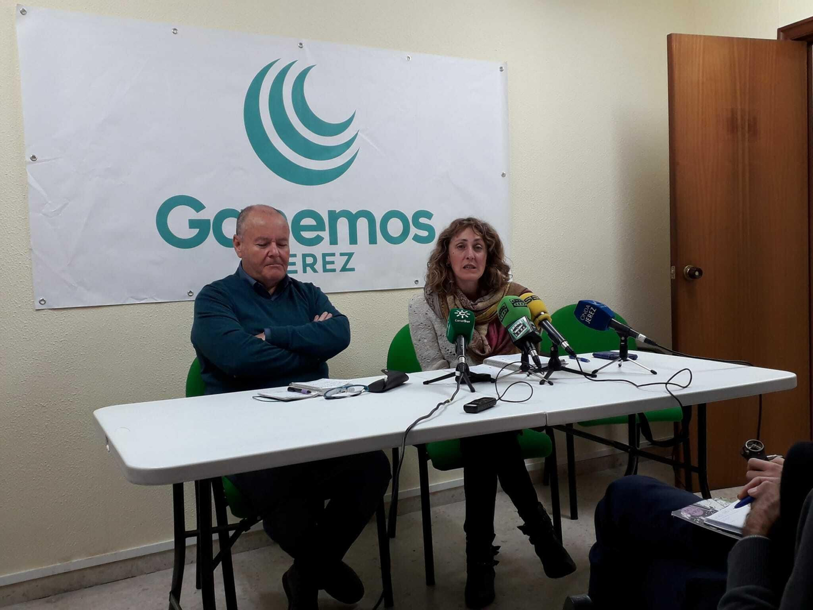 Manuel Fernández y Kika González, este jueves en la sede de Ganemos Jerez.